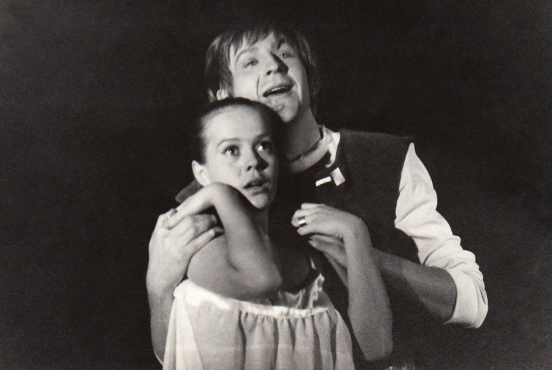 File:Lill, Mari (Julia – Mari Lill, Romeo – Enn Kraam. Shakespeare’i „Romeo ja Julia”. Noorsooteater, 1969, erakogu).jpg